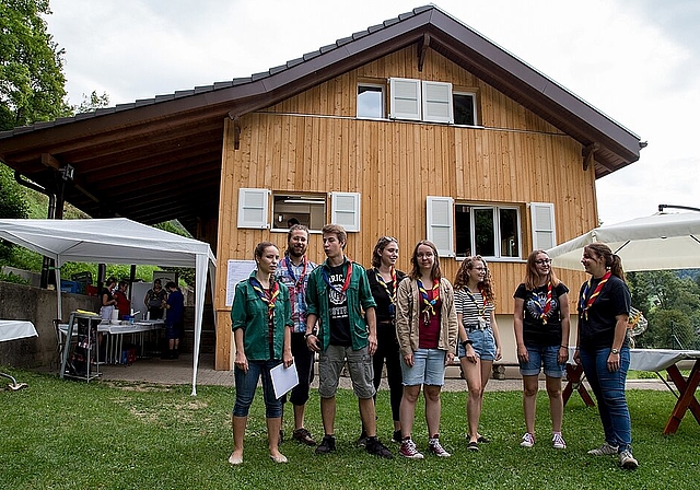Das Leiter- und Leiterinnenteam: Abteilungsleiter Sebastian Stich (2.v.l.) und Abteilungsleiterin Julia Gunti (2.v.r.) freuen sich auf die künftigen Höcks im renovierten Pfadiheim. Foto: Martin Staub
