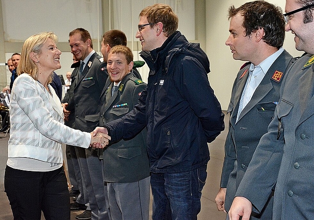 Man(n) freut sich: Über den herzlichen Händedruck der Regierungsrätin und das verheissene Nachtessen. Hinten das Veteranenspiel Basel. Foto: Roland Bürki