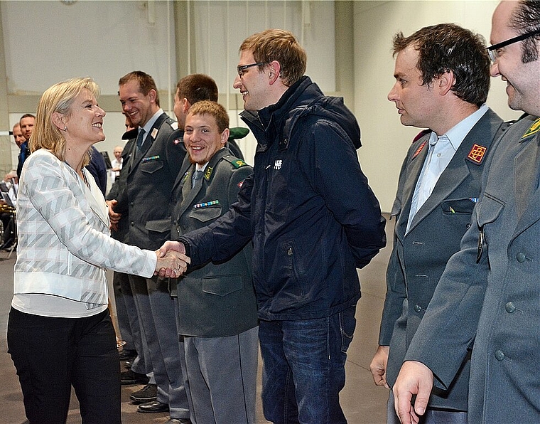 Man(n) freut sich: Über den herzlichen Händedruck der Regierungsrätin und das verheissene Nachtessen. Hinten das Veteranenspiel Basel. Foto: Roland Bürki