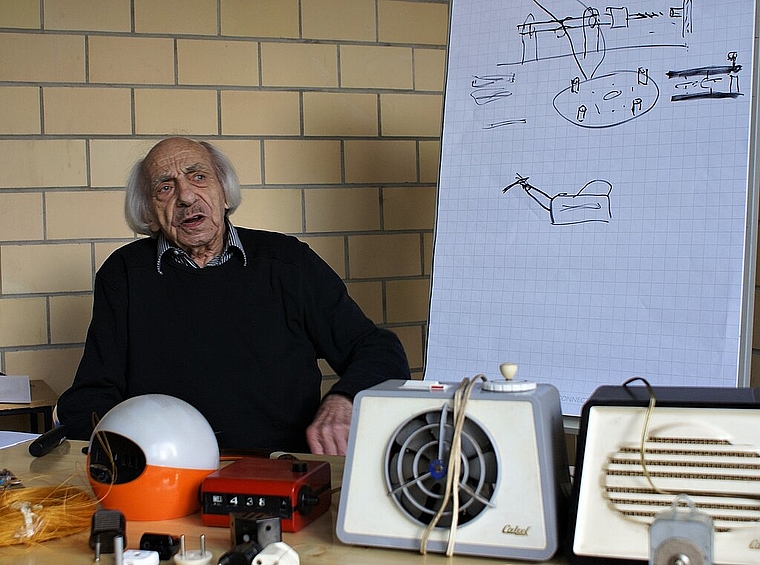 <em>Präsentation seiner Entwicklungen mit technischen Skizzen: </em>Tüftler Walter Studer<em>. Foto: Jürg Jeanloz</em>
