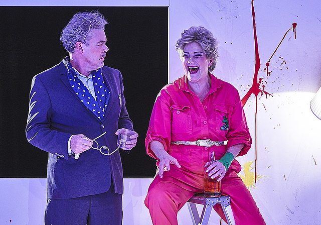 Hier treffen zwei Welten aufeinander: Die Ex-Barfrau Maude Gutman (r., Claudia Burckhardt) behauptet, ein Werk von Jackson Pollock zu besitzen; der Kunstexperte Lionel Percy (Martin Schneider) glaubt ihr kein Wort. Foto: ZVG / Lucia Hunziker