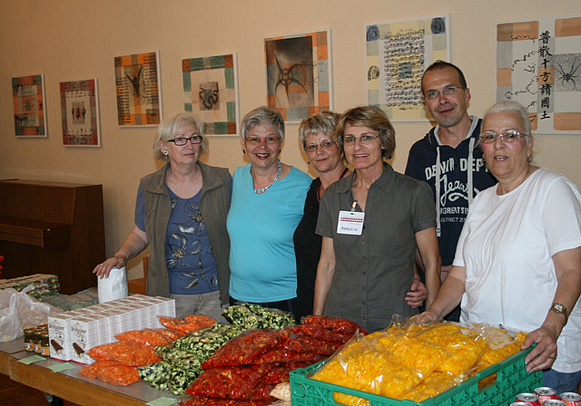 Einsatz für die Mitmenschen: Das Helferteam bestand vergangenen Donnerstag aus (v. l.) Marlis Hell, Ruth Christ, Rita Schweizer, Margrit Aeschi, Christof Klingenbeck und Viviane Gürtler.  Foto: Thomas Immoos