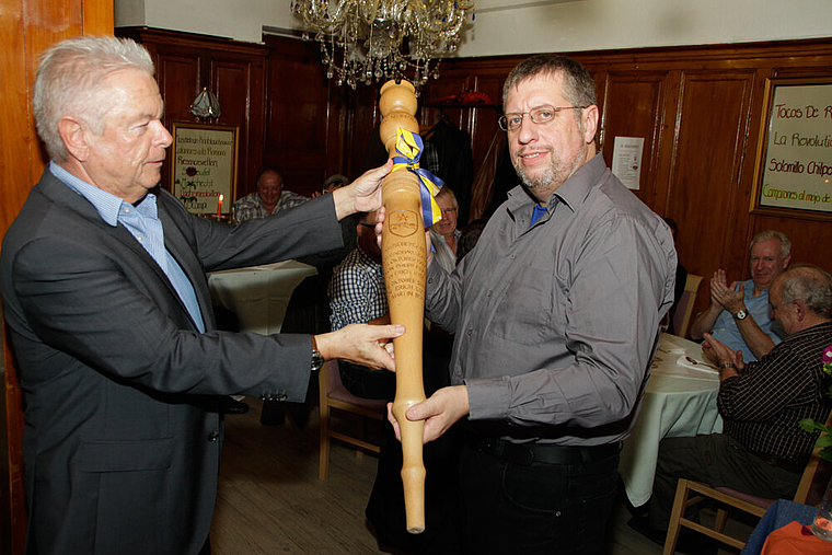Stabübergabe: Erich Lutz (l.) übergibt das hölzerne Zepter des Gemeindepräsidenten seinem Nachfolger Martin Borer. Foto: Martin Staub