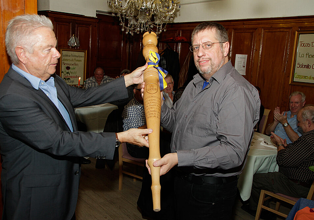 Stabübergabe: Erich Lutz (l.) übergibt das hölzerne Zepter des Gemeindepräsidenten seinem Nachfolger Martin Borer.  Foto: Martin Staub