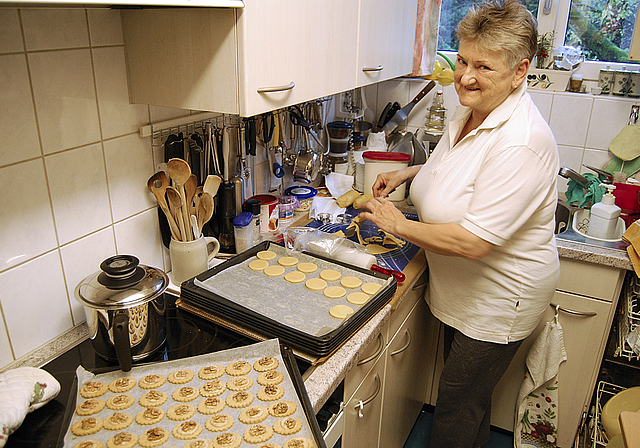 In der Backstube: Mit 80 Kilogramm Mehl stellt Olga Kuzilek für den Reinacher Weihnachtsmarkt 40 Guetzli-Sorten her.  Foto: Axel Mannigel