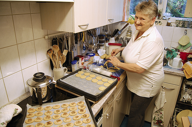In der Backstube: Mit 80 Kilogramm Mehl stellt Olga Kuzilek für den Reinacher Weihnachtsmarkt 40 Guetzli-Sorten her. Foto: Axel Mannigel