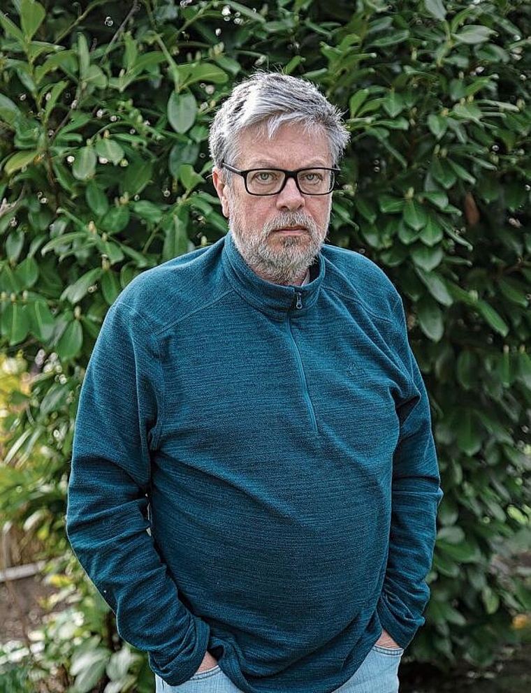 Schämt sich für ein Land, das nicht mehr seines ist: Michail Schischkin in seinem Garten in Kleinlützel. Foto: Martin Staub