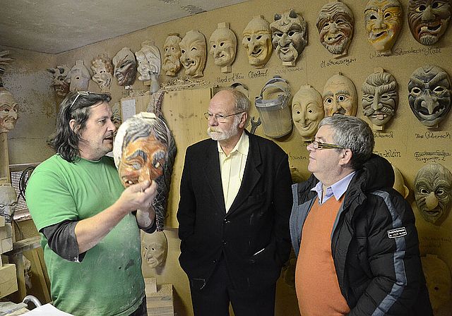 Umgeben von Fratzen: Der Maskenschnitzer Jogi Weiss, André Sprecher und Alex Meyer von der Zunft zu Rebmessern (v. l.). Foto: h. Leuthardt