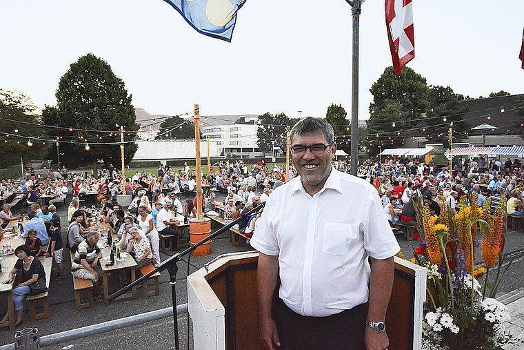 Heitere Stimmung: Eric Nussbaumer war dieses Jahr Gastredner auf dem Weiermatt-Schulhausplatz.  Foto: Heiner Leuthardt