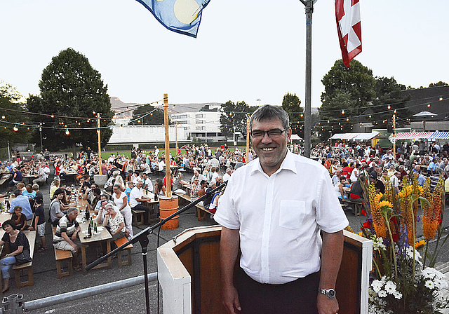 Heitere Stimmung: Eric Nussbaumer war dieses Jahr Gastredner auf dem Weiermatt-Schulhausplatz.  Foto: Heiner Leuthardt