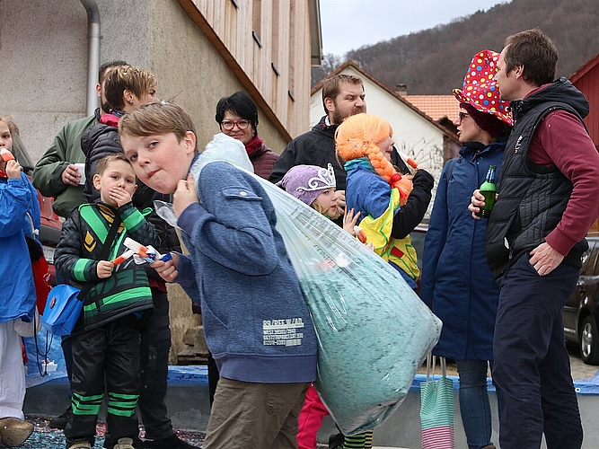 <em>So ändert der Geschmack: </em>Die Kleinen laben sich an Glace, die Grossen am Bier.<em/>
