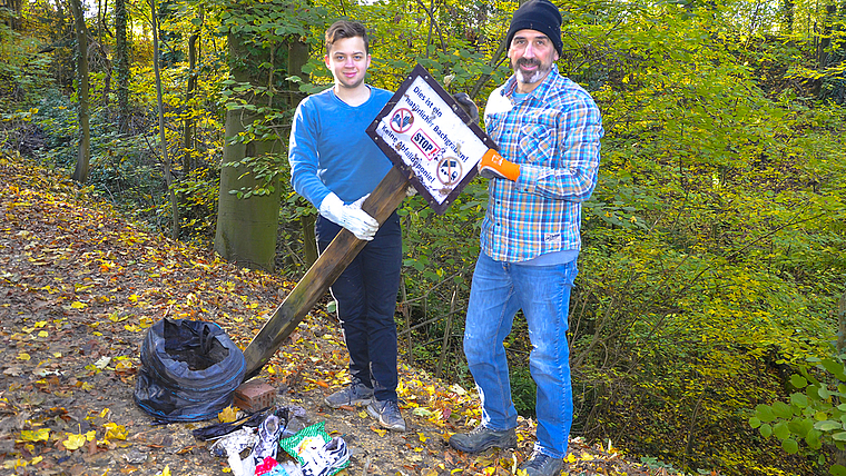 Zusammen auf «Putztour»: Lucio Sansano (l.) und Marco Agostini haben am Dorfbach in Arlesheim bei einer zehnminütigen Suche einen ganzen Haufen Müll gefunden – ironischerweise lag auch das Verbotsschild ganz unten beim Bach. Fabia Maieroni