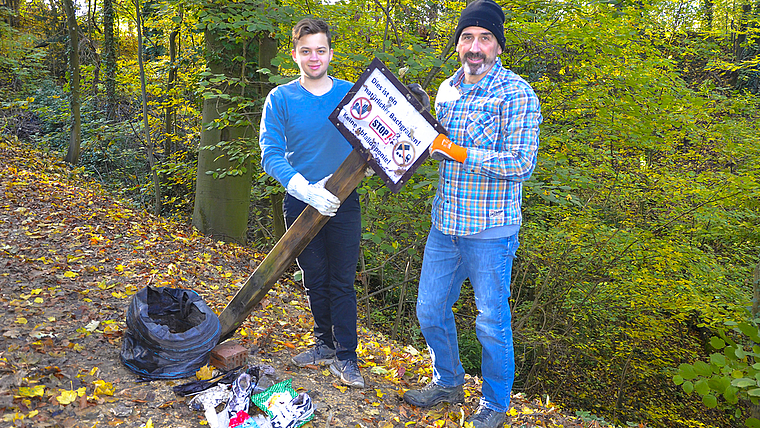 Zusammen auf «Putztour»: Lucio Sansano (l.) und Marco Agostini haben am Dorfbach in Arlesheim bei einer zehnminütigen Suche einen ganzen Haufen Müll gefunden – ironischerweise lag auch das Verbotsschild ganz unten beim Bach.   Fabia Maieroni