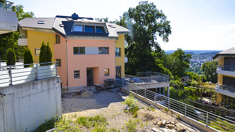 Keine Veränderung in Sicht: Das Haus am Juraweg 13 kann seit zwei Jahren nicht fertiggestellt werden. Foto: Fabia Maieroni