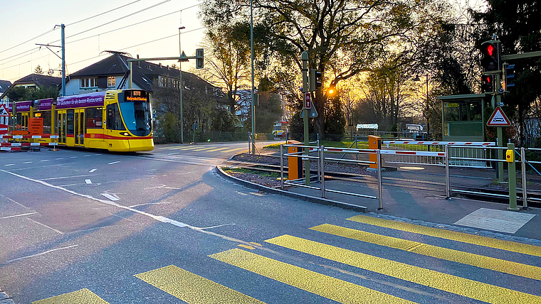 Tramverkehr: Unbeschrankter Bahnübergang an der Kreuzung Basel-/Birseckstrasse in Arlesheim. Foto: Marianne Vetter