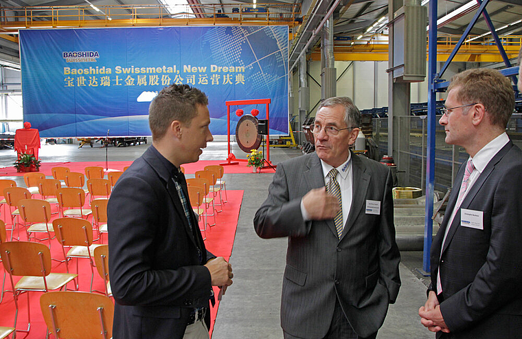 Unmittelbar vor der Zeremonie: Jean-Pierre Tardent, CEO der beiden Baoshida Swissmetal Werke in Dornach und Reconvilier, im Gespräch mit Christian Imark, Kantonsrat SO (l.), und Christoph Neuhaus, Regierungspräsident Kanton Bern (r.).  Fotos: Marti