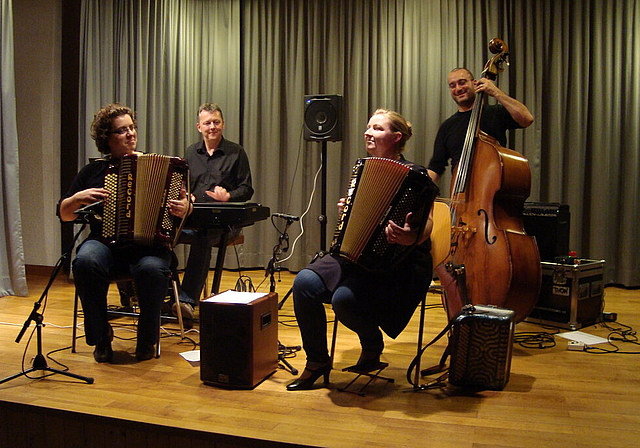Aus Liebe zur Volksmusik: «Chlepfshit» am Freitagabend in Breitenbach.   Foto: Dimitri Hofer