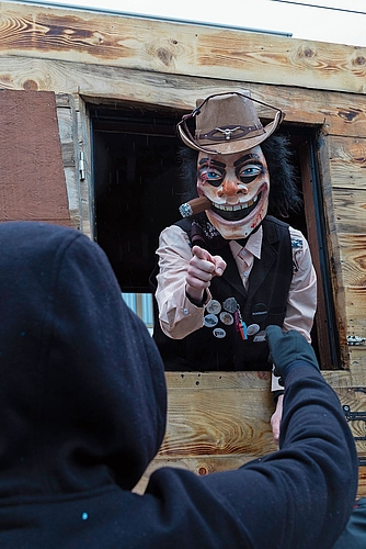 Saloon-Waggis: vielleicht gibt’s ja was? Saloon-Waggis: vielleicht gibt’s ja was?