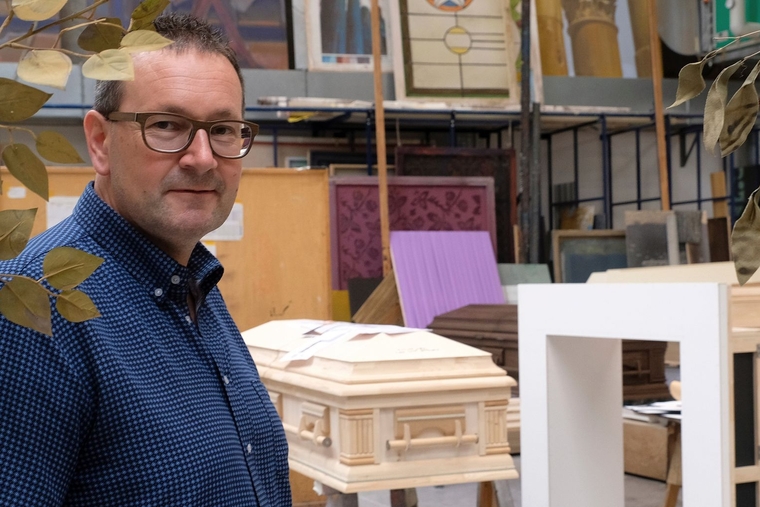 Eine faszinierende Welt für sich: Markus Jeger mit Theaterrequisiten aus Holz.Foto: Thomas Brunnschweiler
