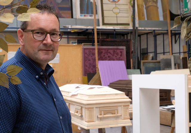 Eine faszinierende Welt für sich: Markus Jeger mit Theaterrequisiten aus Holz.Foto: Thomas Brunnschweiler