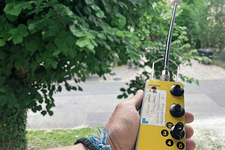 Das Werkzeug des Glöckners: eine Fernbedienung mit Antenne und Kippschalter. Foto: Patrick Bonneau
