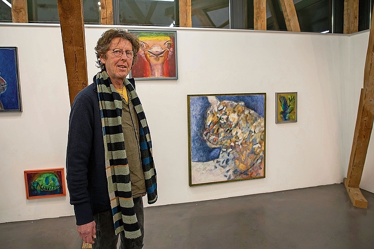 Der Künstler und sein tierisches Werk: Henk Blokland in der Galerie Alts Schlachthuus. Foto: Martin Staub