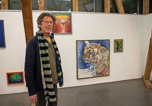Der Künstler und sein tierisches Werk: Henk Blokland in der Galerie Alts Schlachthuus. Foto: Martin Staub