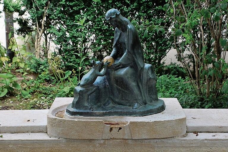 Aus den 1940er-Jahren: Der Brunnen an der Ermitagestrasse wurde von Adele Schallenmüller geschaffen. Fotos: Angelica Dietler
