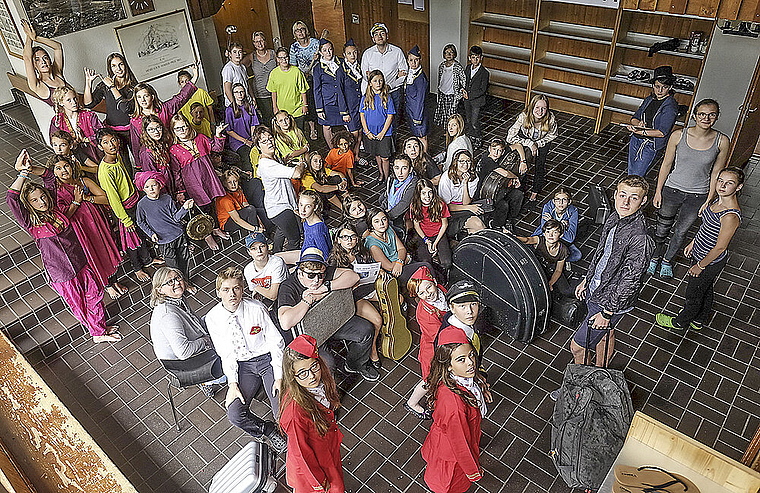 Eine bunte Schar: Teilnehmerinnen und Teilnehmer des Musiklagers in Elm. Foto: ZVG