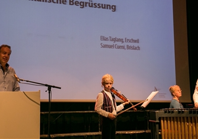 Hier spielt die Musik: Ulrich Thiersch (l.) stellt die beiden besonderen Musikschüler Elias und Samuel (r.) vor. Die begleitende Pianistin ist Elias’ Mutter Ruth Taglang (2.v.r.). Foto: Martin Staub