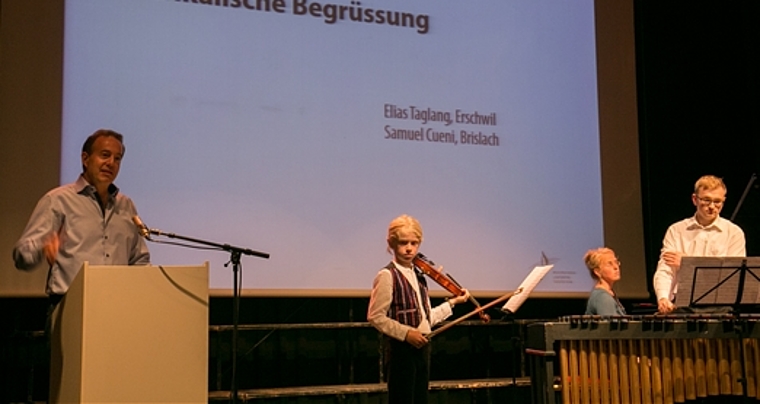 Hier spielt die Musik: Ulrich Thiersch (l.) stellt die beiden besonderen Musikschüler Elias und Samuel (r.) vor. Die begleitende Pianistin ist Elias’ Mutter Ruth Taglang (2.v.r.). Foto: Martin Staub