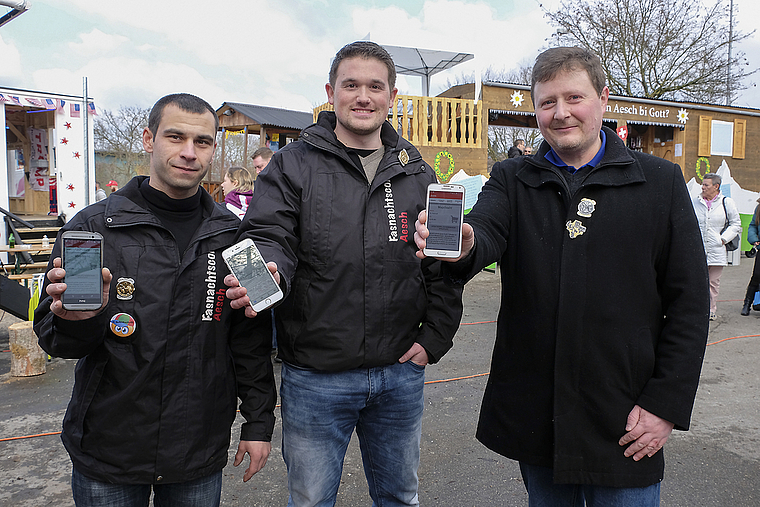 Haben ihre Fasnachtsapp im Griff: Flavio Semeraro (Wagenbewertung), Matthias Cueni, Obmann des Comités, und Michel Dupasquier (Werbung und Sponsoring, v. l.) hoffen auf eine grosse Abstimmungsbeteiligung. Foto: Thomas Brunnschweiler