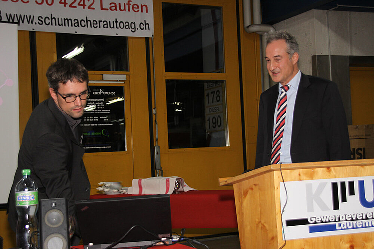 Drucken für die ganze Welt: Roland Mamie (l.) bei den letzten technischen Vorbereitungen für den Vortrag von Urs Hofer über das Druck-
