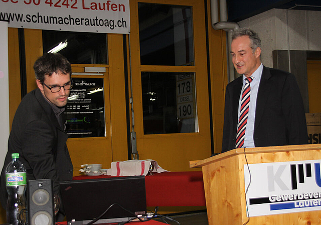Drucken für die ganze Welt: Roland Mamie (l.) bei den letzten technischen Vorbereitungen für den Vortrag von Urs Hofer über das Druck-