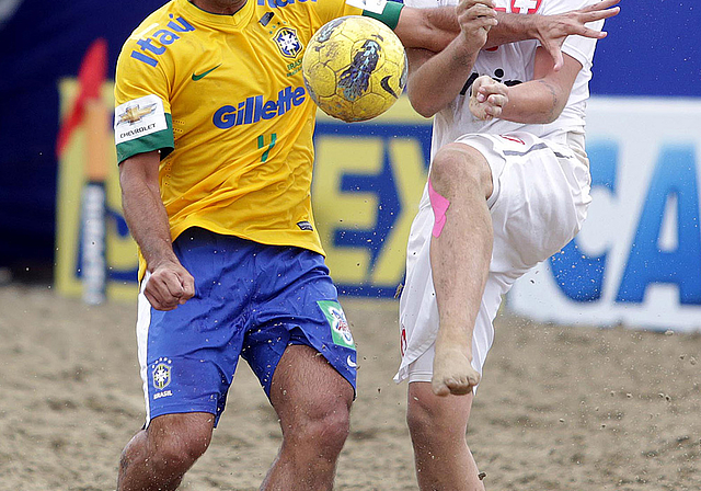 Furchtlos: Philipp Borer (r.) lässt sich auch von einem Brasilianer nicht abdrängen.  Fotos: