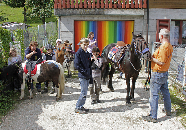 Die Indianer steigen aufs Pferd: Die Ponys von Ella Stegmüller (l.) sind «putzt und gstrehlt» für den Indianerausritt.  Fotos: Martin Staub