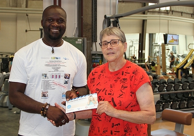 Preisübergabe: Dy Toudjip Kouamo überreicht Regina Kohler ein Dy-Fit-Trainingsabo.
