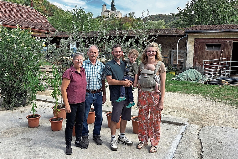 Generationenwechsel: Helene und Erich Rediger (links) übergeben das Steuer nach 30 Jahren an Daniel und Géraldine Rediger. Auch der zweijährige Mathou und der drei Monate alte Elio werden den Hof beleben. Foto: Caspar Reimer