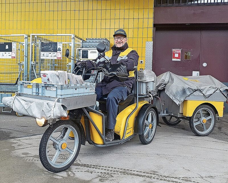 Poststelle Gartenstadt: Hans Lütolf startet mit vollgepacktem Wagen auf die erste Tour. Foto: Fabia Maieroni