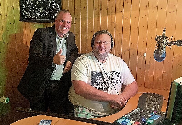 Mit Leib und Seele: Däni Schindler (links) und Max Diggelmann wollen mit «Happy Radio» zurück zu den Wurzeln des Lokalradios. Foto: Caspar Reimer.