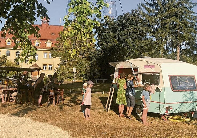 Beliebtes Angebot: Der Retro-Buvetten-Wagen kommt bei den Besucherinnen und Besuchern gut an. Foto: Yanis Kaiser