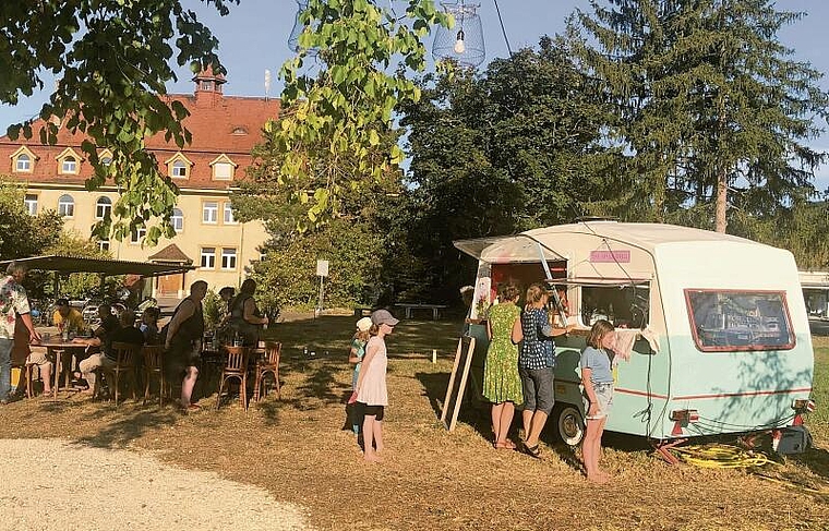 Beliebtes Angebot: Der Retro-Buvetten-Wagen kommt bei den Besucherinnen und Besuchern gut an. Foto: Yanis Kaiser
