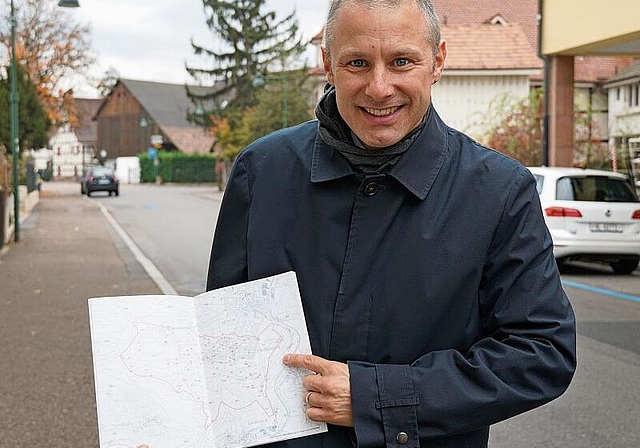 Forscht seit 2008 zu Flurnamen: Historiker Philippe Hofmann. Foto: Tobias Gfeller