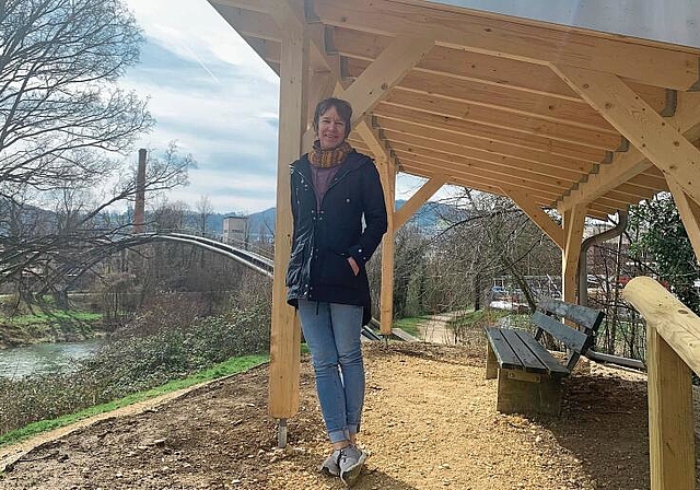 Neue Perspektiven: Pamela Köllner, Leiterin des Fachbereichs Umwelt, Landschaft und Energie der Gemeinde Aesch, auf der neuen Birswarte. Foto: Florin Bürgler