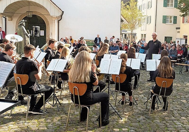Zusammenspiel: Bläserensemble «Fortissimo» der Musikschule unter dem Dirigat von Reto Vogt. Fotos: Thomas Brunnschwiler
