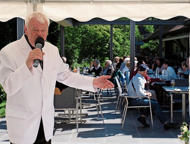 Organisator des musikalischen Teils: Nobby singt – kein bisschen müde – vor vollen Tischen. Foto: Thomas Brunnschweiler