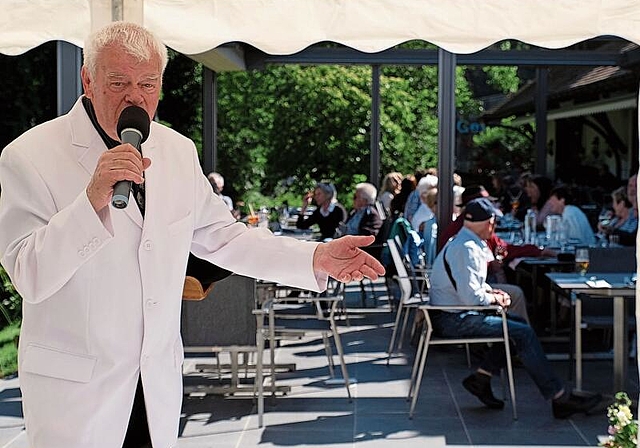 Organisator des musikalischen Teils: Nobby singt – kein bisschen müde – vor vollen Tischen. Foto: Thomas Brunnschweiler