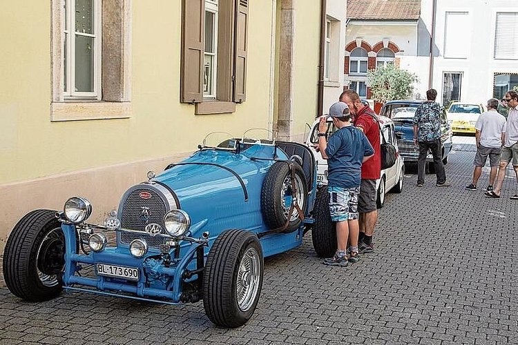 Bugatti, Fiat, Opel: Es fehlt der Platz in der Hauptstrasse.