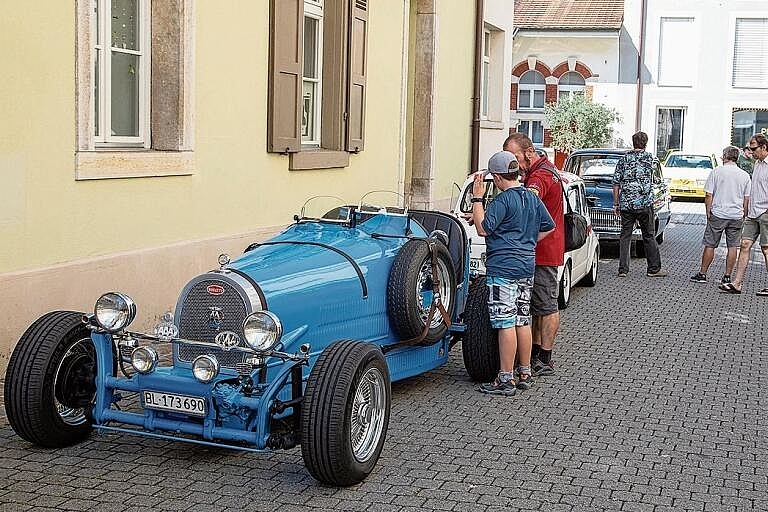 Bugatti, Fiat, Opel: Es fehlt der Platz in der Hauptstrasse.