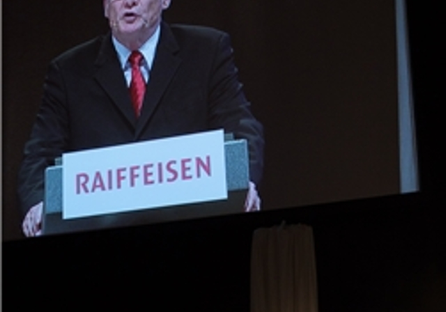 Der Verwaltungsratspräsidetn hat das Wort: Ueli Schmidlin auf der Leinwand, Hannes Häner flankiert von den VerwaltungsrätenStephan Bannwart (l.) und Remy Borer. Fotos: Martin Staub
